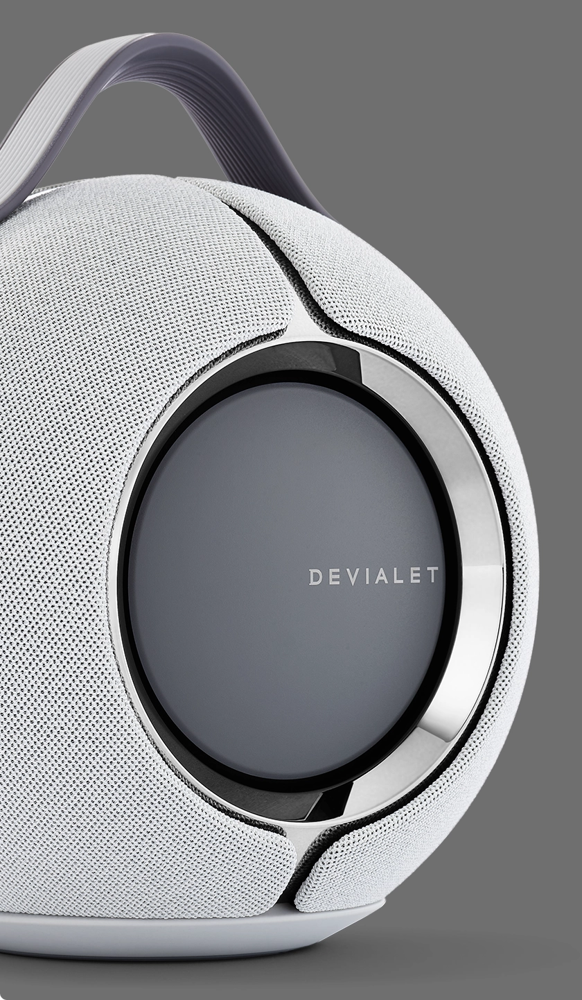 Detalhes do revestimento e da pega da Devialet Mania